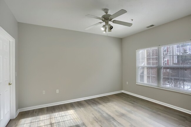 Building Photo - Completely Updated FIRST FLOOR Condo For L...