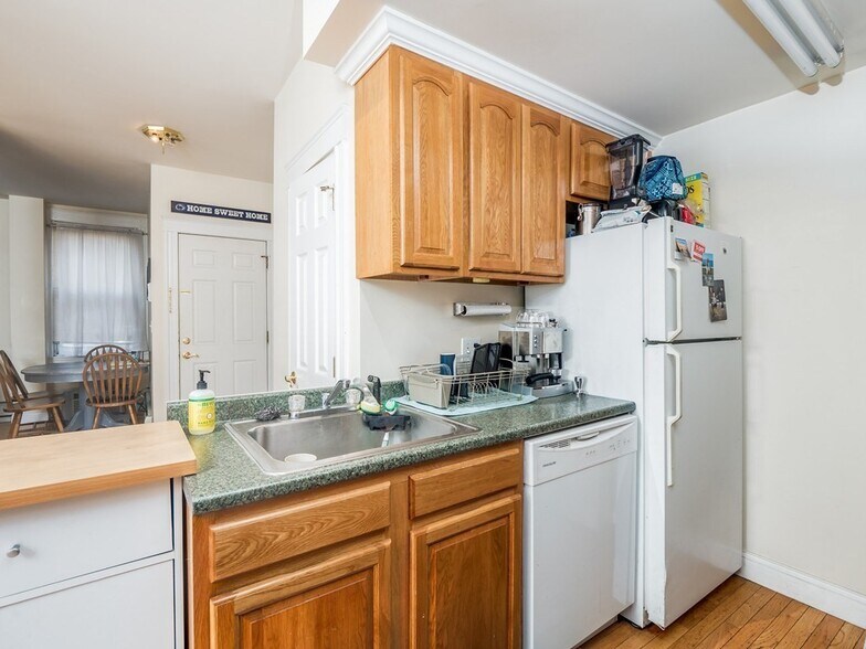 Building Photo - 546 E 8th St