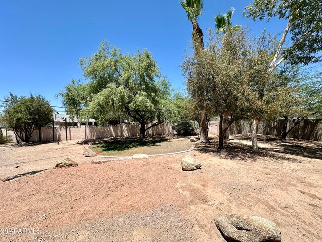 Building Photo - 5634 E Wilshire Dr