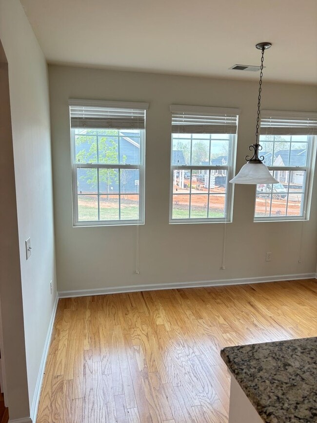 Building Photo - Renovated 3Bd, 2.5Ba End Unit Lake Norman Townhome with Fenced-in Yard and 1 Car Garage Coming Soon