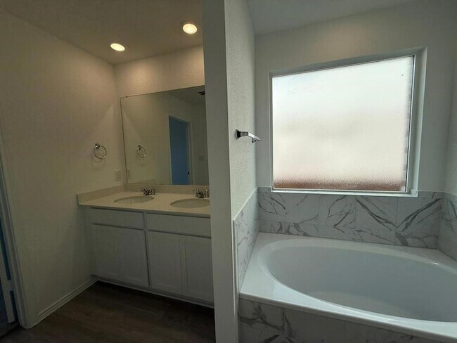 Building Photo - 263 Magalia Ln