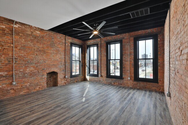 Building Photo - 360 S Washington Ave