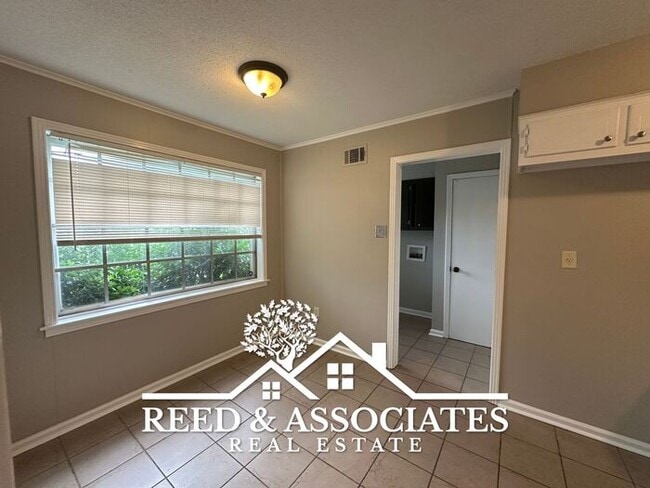 Building Photo - Charming Raleigh Home