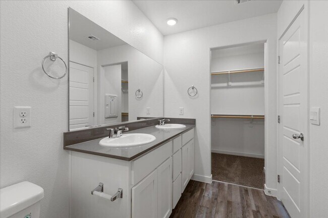 Building Photo - 900 Rosy Starling St