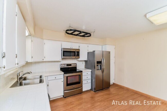 Building Photo - 2975 Montebello Dr W