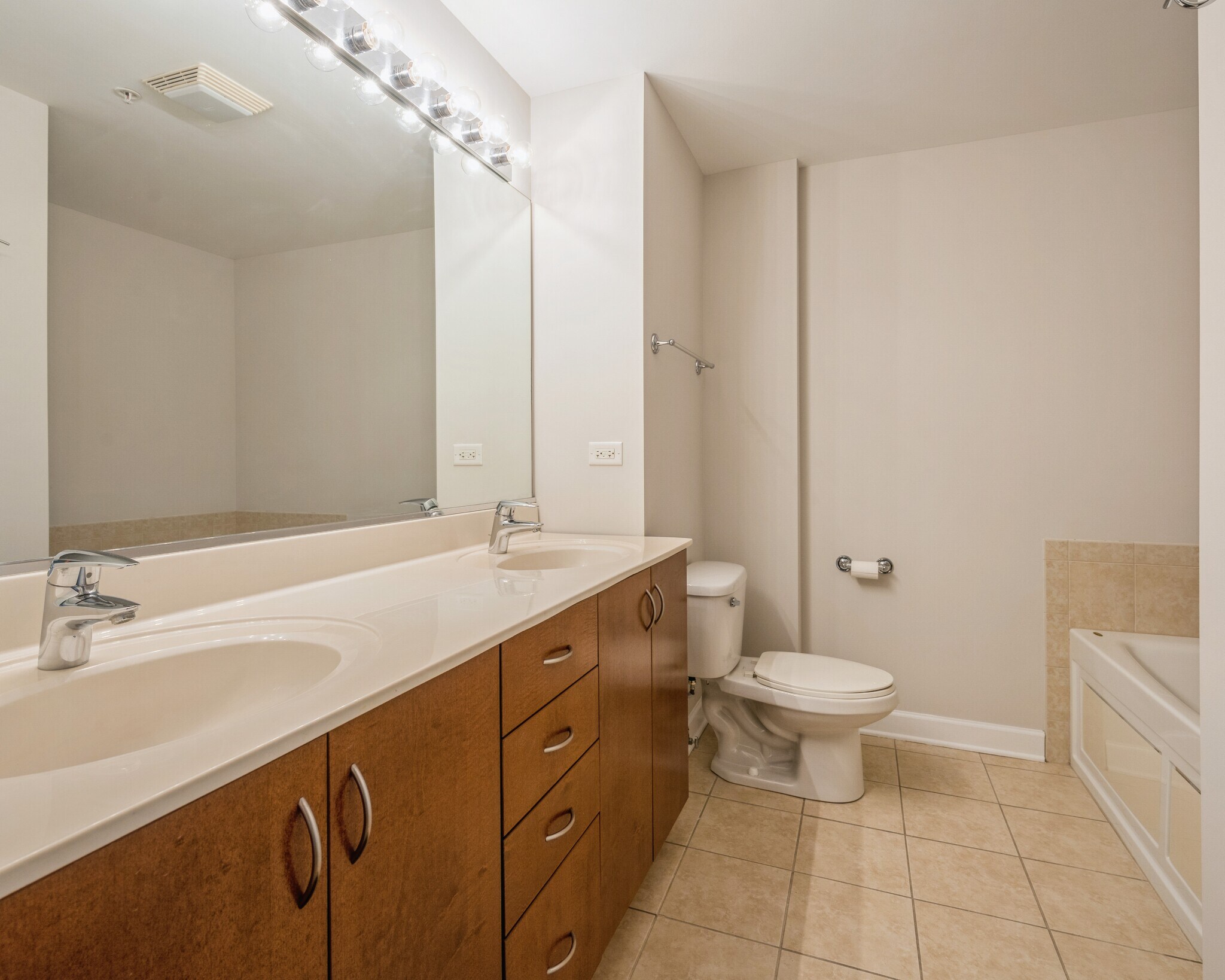 Building Photo - 451 W Huron St