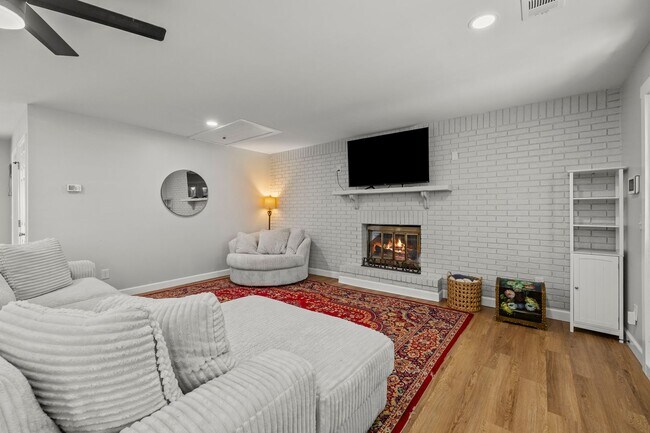 Building Photo - BEAUTIFULLY REMODELED, CONVIENENTLY LOCATE...