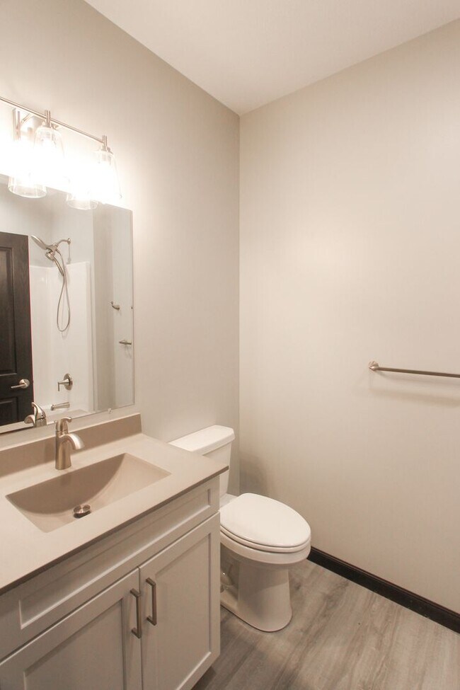 Building Photo - 2 Bed, 2 Bath Apartment in PRIME location!