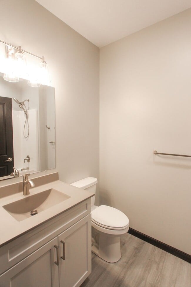 Building Photo - New! Beautiful 2 Bed, 2 Bath Apartment in ...