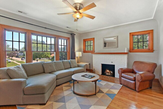 Primary Photo - 915 W Pacific Ave