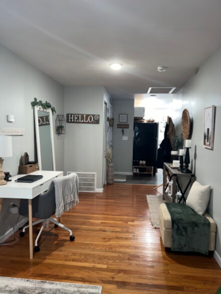 Building Photo - 116 E Main St