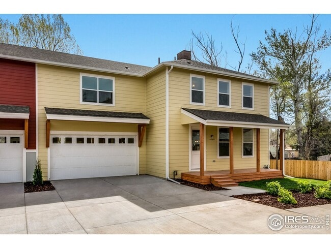 Building Photo - 4 Bedroom Townhome Available ASAP! Great L...