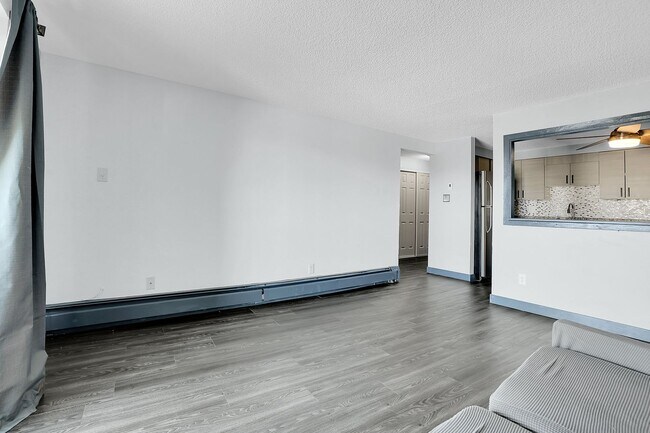 Building Photo - 1 Bedroom, 1 bath, 3rd floor Apartment