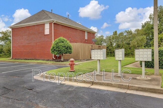 Building Photo - 840 Barrington Woods Cove