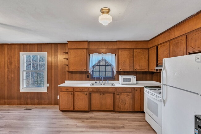 Building Photo - Well maintained 3BR, 1BA single family home with yard, carport and storage shed on quiet road in ...