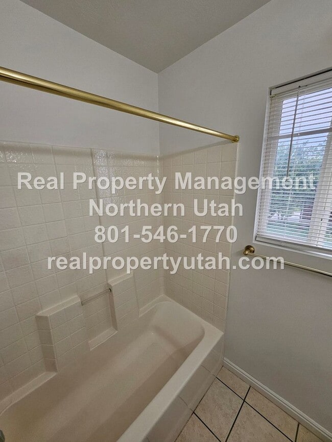 Building Photo - 3 Bedroom Home in Clearfield Available