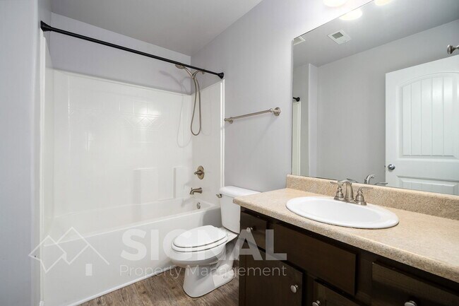 Building Photo - 473 River Crest Dr N