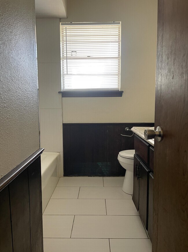 Building Photo - 1420 Oakcrest Ave