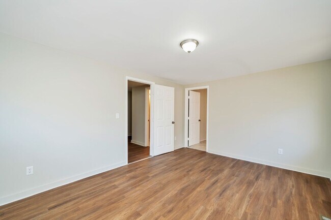 Building Photo - Southern Charm Meets Spacious Living – 5BR...