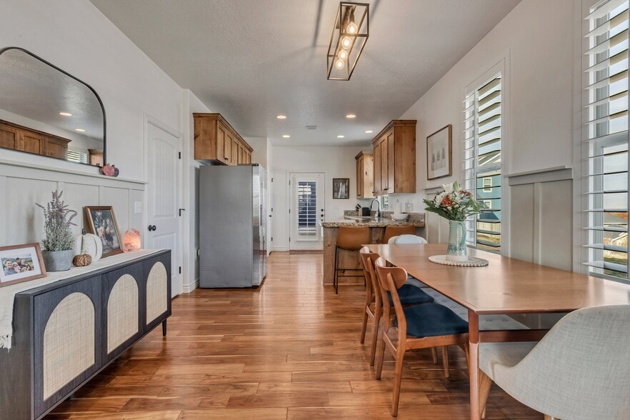 Building Photo - 4253 W Clarks Hill Dr