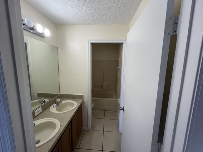 Building Photo - 13226 Glenbarrow Ct