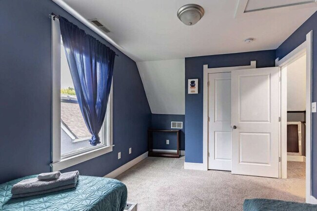 Building Photo - 3203 Sutherland Ave