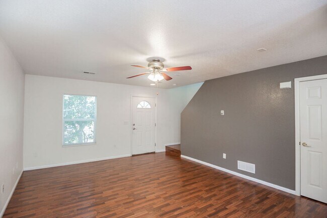 Building Photo - Students Welcome! Charming 3-Bedroom, 2-Bath Home in the Heart of Mid-Town Fort Collins