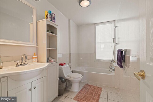 Building Photo - 233 Melrose Ave