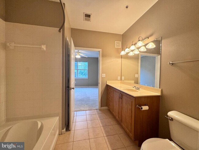 Building Photo - 12925 Centre Park Cir