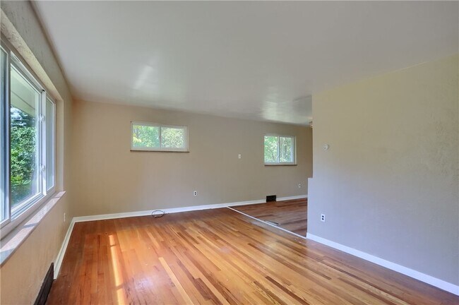 Building Photo - 194 Woodridge Dr