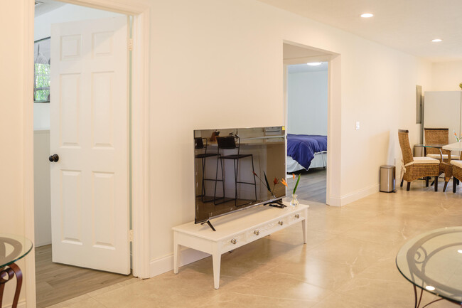 Building Photo - 1425 Riverside Cir