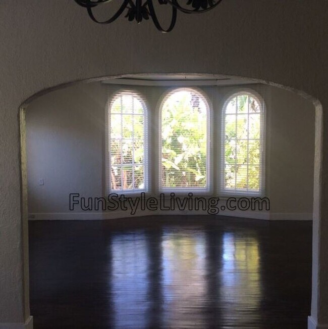 Building Photo - Charming Mediterranean Circa 1937 House