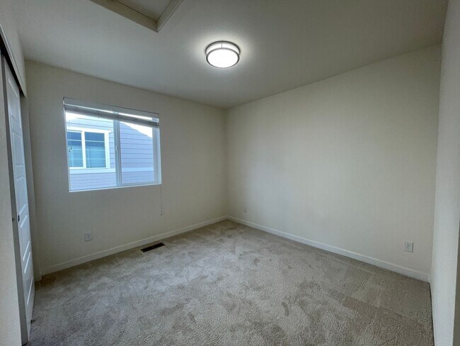 Building Photo - Perfect Location and Perfect Condition!