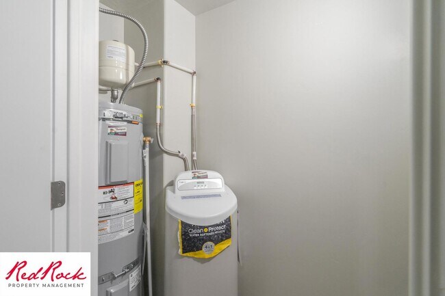 Building Photo - Charming 2 Bedroom End Unit Condo - Pet Friendly!