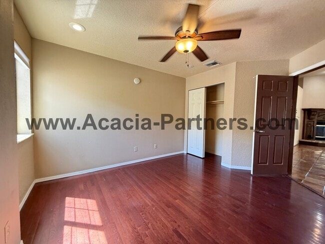 Building Photo - Three Bedroom/Two Bath Home