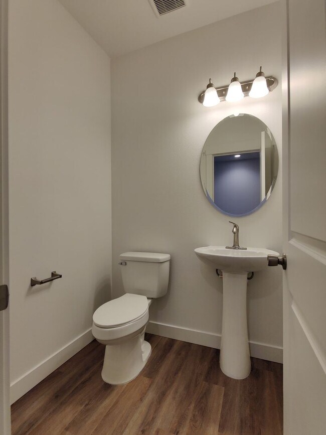 Building Photo - *MOVE IN SPECIAL - HALF OFF FIRST MONTH'S ...