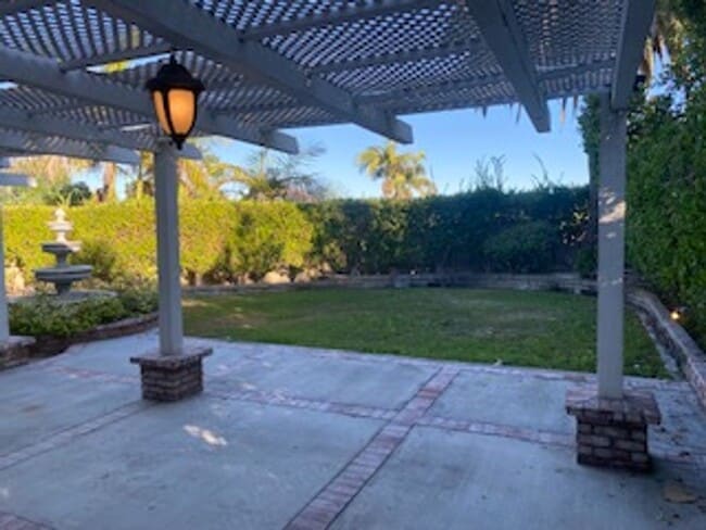 Building Photo - Elegant 4 bedroom, 3 bath large home locat...
