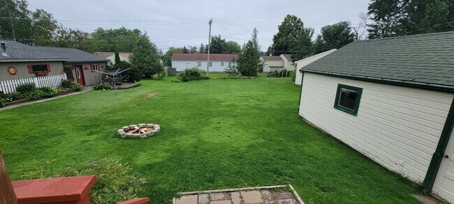 Building Photo - AVAILABLE AUGUST 15th - 4 Bed 3 Bath w/ Spacious Back Deck - SHORT TERM LEASE TILL END OF APRIL