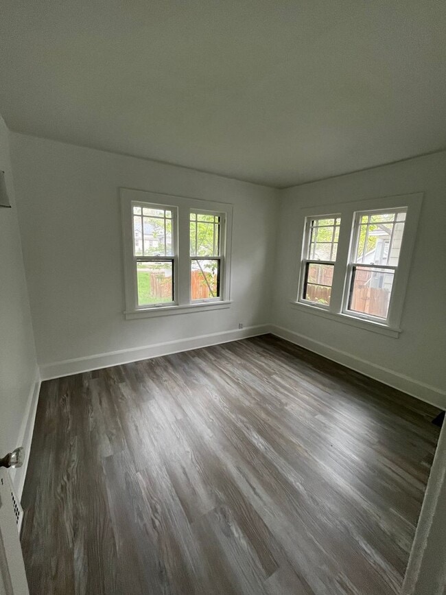 Building Photo - Newly remodeled 4 bed 2 bath home available in Rockford ***SECTION 8 OK***