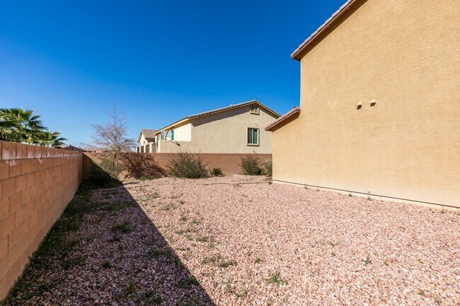 Building Photo - Beautiful Next-Gen Home with Private Entry Suite & Spacious Backyard