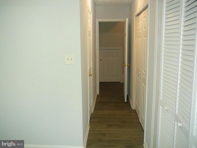 Building Photo - 406 Park Cove Dr