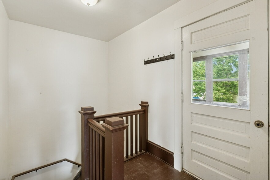 Unit 2 Front Entrance - 3242 Hayes St NE