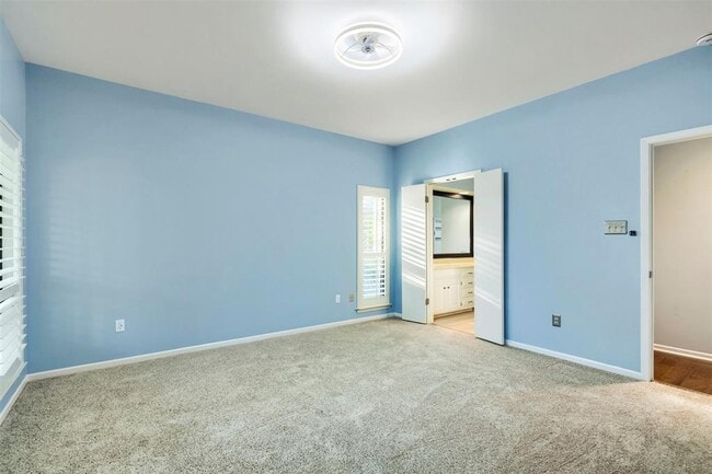 Building Photo - 208 Crescent Bluff