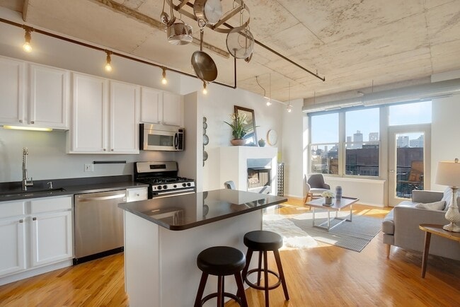 Building Photo - 6 S Laflin St