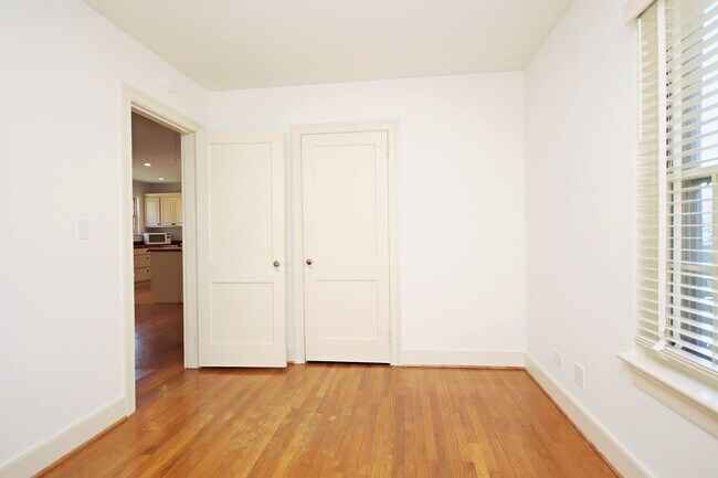 Building Photo - Charming Home With Fenced Yard