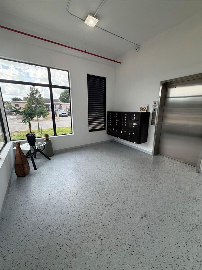 Building Photo - 853 E 24th St