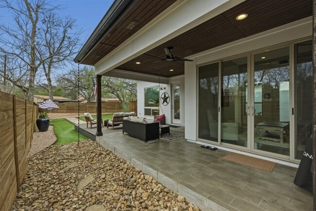 Building Photo - 1405 Camelot Cir