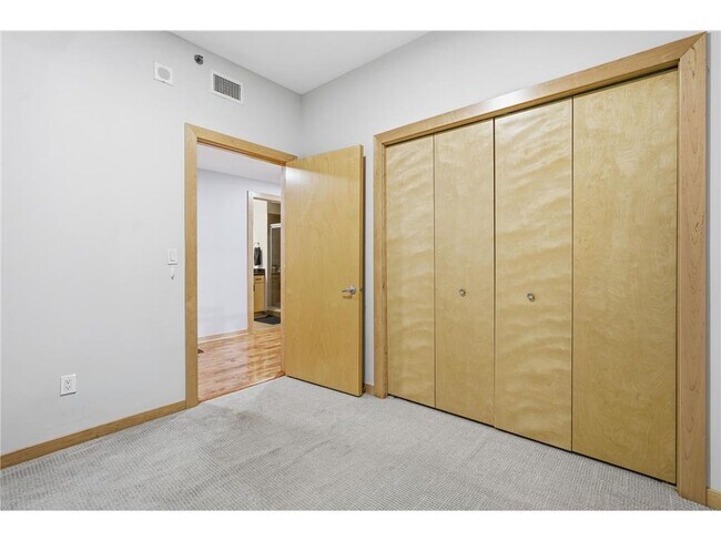 Building Photo - 215 10th Ave S