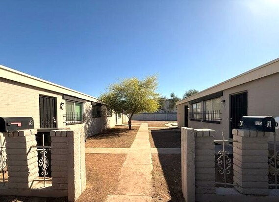 Building Photo - SINGLE STORY 2 BEDROOMS 1 BATHROOM NORTH P...