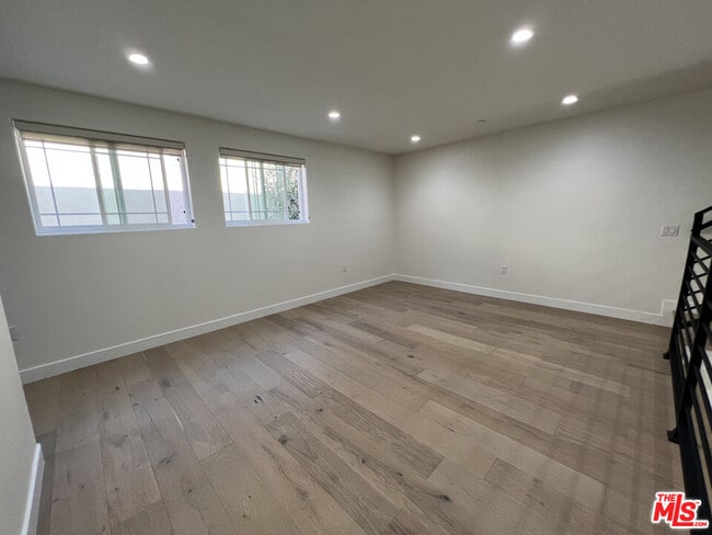 Building Photo - 5019 W Maplewood Ave